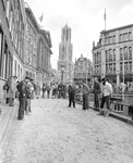 880641 Afbeelding van omstanders bij een tijdelijke jeu de boulesbaan op de Stadhuisbrug te Utrecht, aangelegd tijdens ...